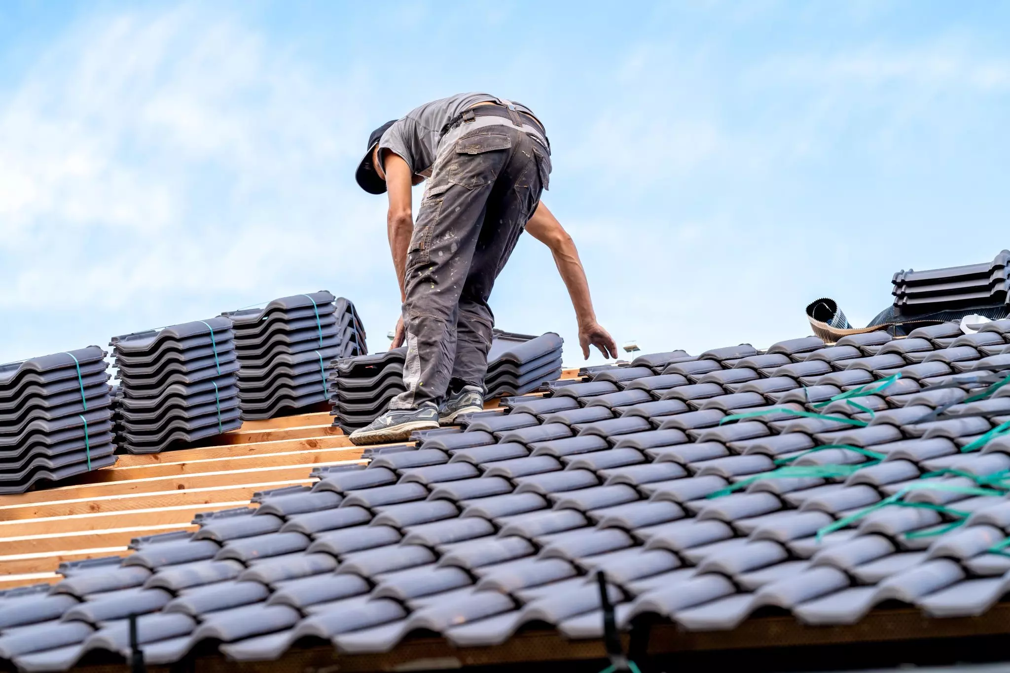 new-bungalow-roof-craftsman-installs-ceramic-tile-2023-09-14-16-01-26-utc-1-min-2048x1365-1.webp